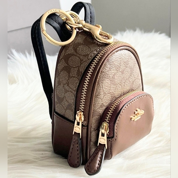 Coach Mini Court Backpack ๐๐จ๐ฅ๐ ๐๐ฎ๐ญ ๐๐๐ซ๐จ๐ฌ๐ฌ ๐๐จ๐๐๐ก ๐๐ญ๐จ๐ซ๐๐ฌ! - Picture 3 of 16